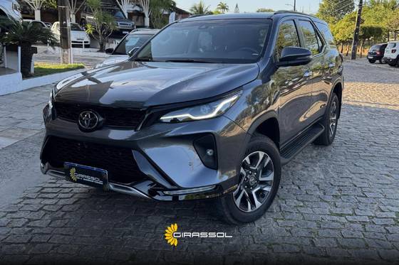 TOYOTA HILUX SW4 2.8 D-4D TURBO DIESEL SRX PLATINUM 7L 4X4 AUTOMÁTICO TOYOTA HILUX SW4 2.8 D-4D TURBO DIESEL SRX PLATINUM 7L 4X4 AUTOMÁTICO